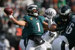 Jalen Hurts rebounds with 3 TD passes as Eagles snap losing streak in 31-0 rout of Raiders