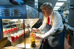 Trump sirvió en un McDonald’s para conectar con los votantes. Ahora, muchos sienten presión por altos precios