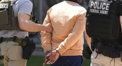 Voluntarios acompañan a detenidos en cortes de inmigración, antes de que ICE los detenga
