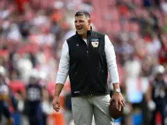 Patriots players got a surprise blue-collared gift from Mike Vrabel